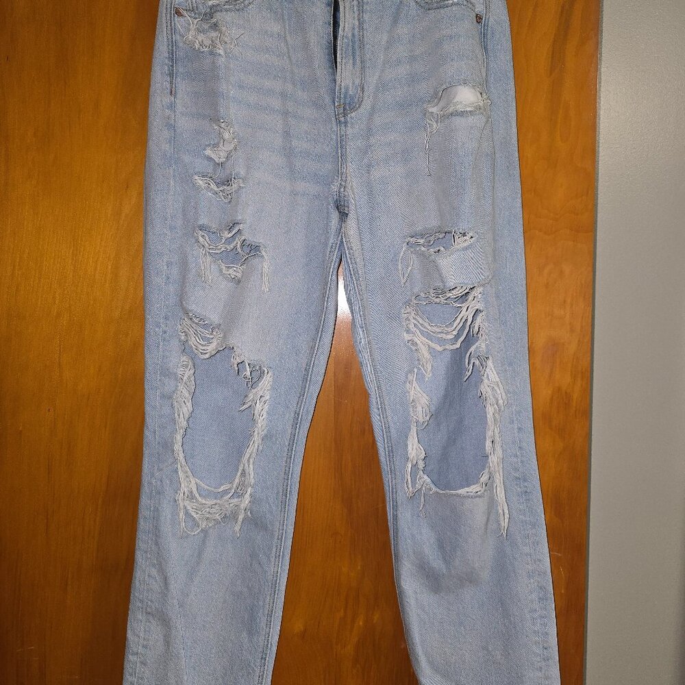 American Eagle ripped mom jean